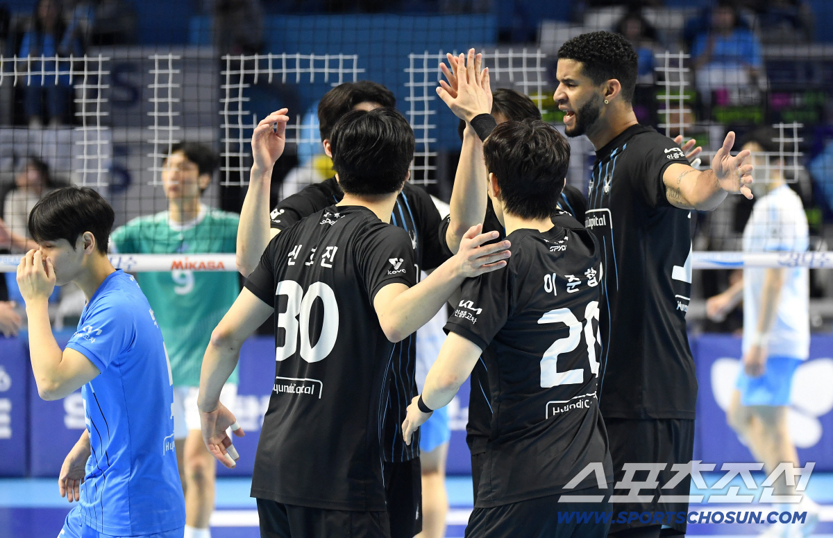 10일 인천 계양체육관에서 열린 배구 V리그 남자부 챔피언결정전 5차전 현대캐피탈과 대한항공의 경기. 득점에 기뻐하는 현대캐피탈 선수들. 인천=송정헌 기자 songs@sportschosun.com/2026.04.10/
