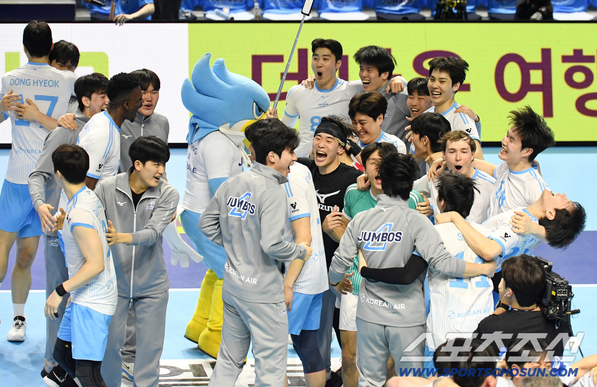 10일 인천 계양체육관에서 열린 배구 V리그 남자부 챔피언결정전 5차전. 대한항공이 현대캐피탈에 승리하며 통합우승을 달성했다. 우승이 확정되자 환호하는 대한항공 선수들. 인천=송정헌 기자 songs@sportschosun.com/2026.04.10/