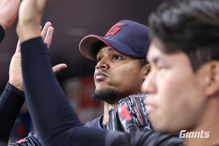 '8이닝 11K' 로드리게스의 포효, 롯데의 진짜 '1선발'이 왔다…"팬들 응원 정말 컸다, 보답해야겠다는 생각에 모자벗고 인사"