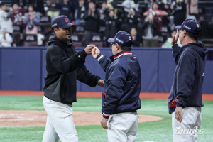 롯데, 시즌 첫 연승…김태형 감독 
