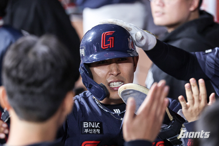 공격 선봉장 '리드오프'의 진가→2연승 질주, 롯데 진격 이끄는 '돌격대장' 황성빈의 진심