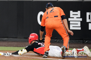 '가슴 철렁' 화이트 악몽 떠올랐다...몸 던진 에르난데스 수비에 놀란 한화 벤치 [대전 현장]