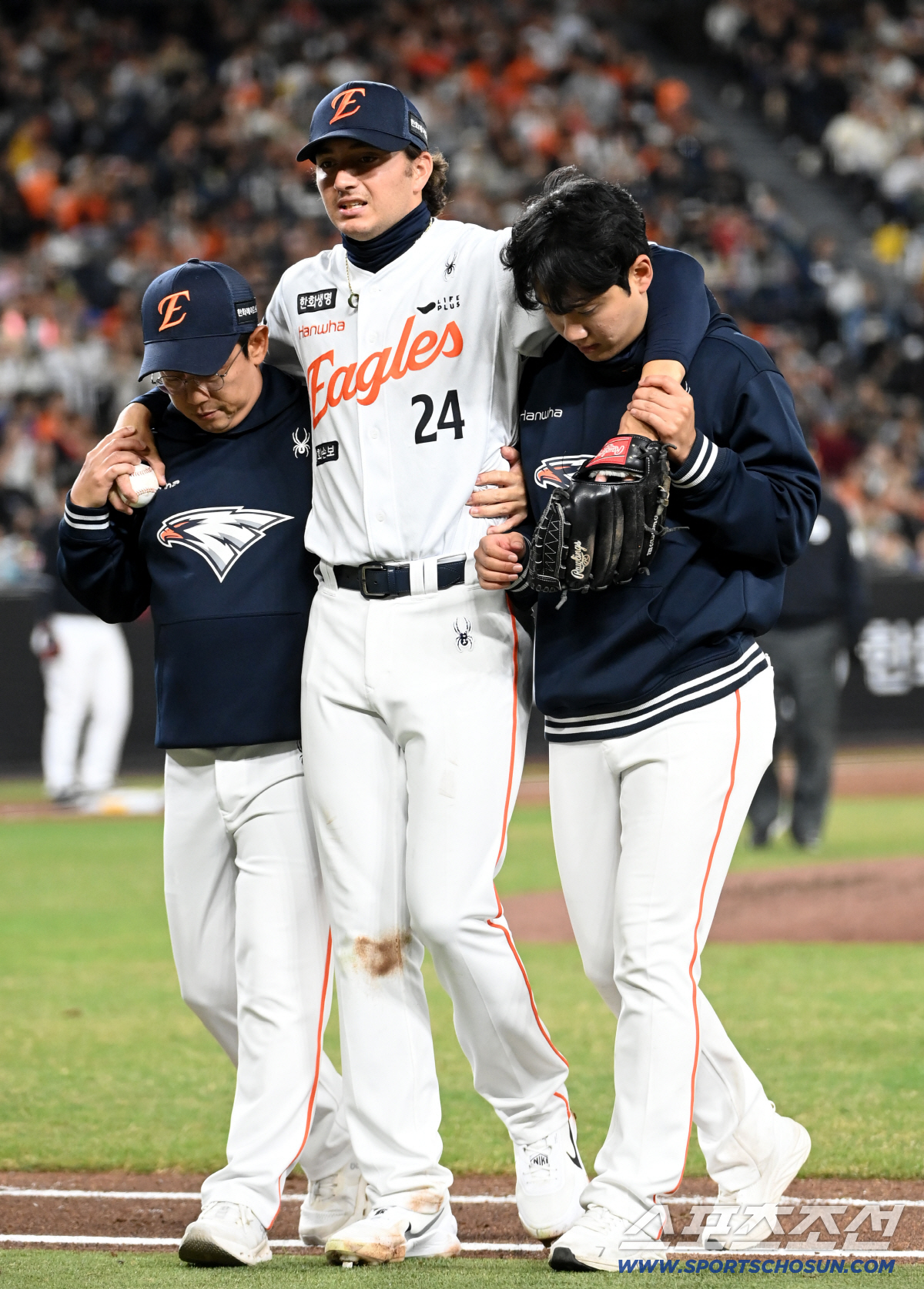 31일 대전한화생명볼파크에서 열린 KT와 한화의 경기. 3회초 무사 1,2루 한화 화이트가 KT 힐리어드의 땅볼때 1루 베이스 커버를 하다 부상을 당해 부축을 받고 있다. 화이트는 강재민과 교체됐다. 대전=허상욱 기자 wook@sportschosun.com