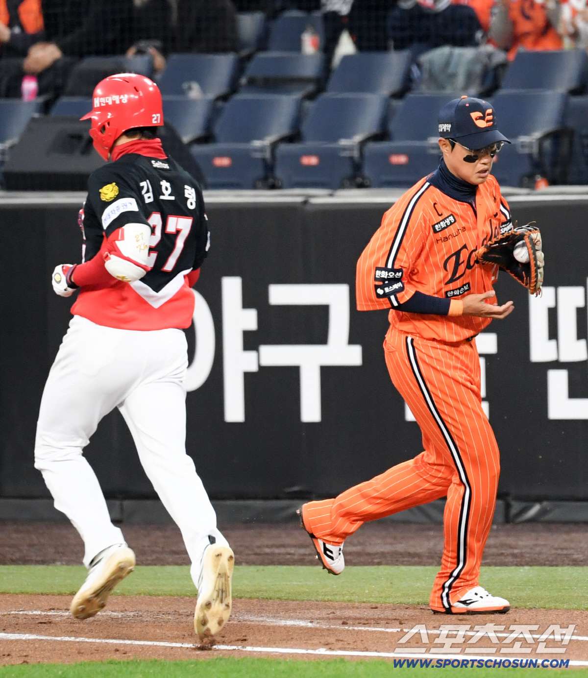 1사 이후 김호령 타구를 잡은 에르난데스 송구를 깔끔하게 처리한 1루수 채은성.