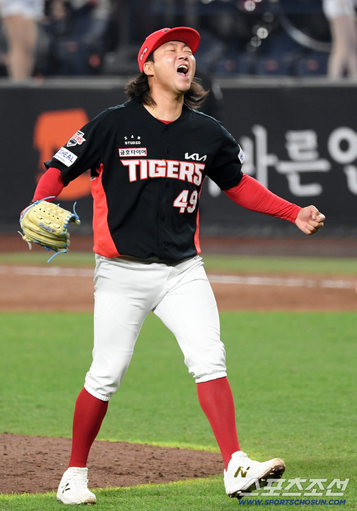 1점 차 타이트한 상황을 이겨낸 김범수는 대전 마운드에서 포효했다.