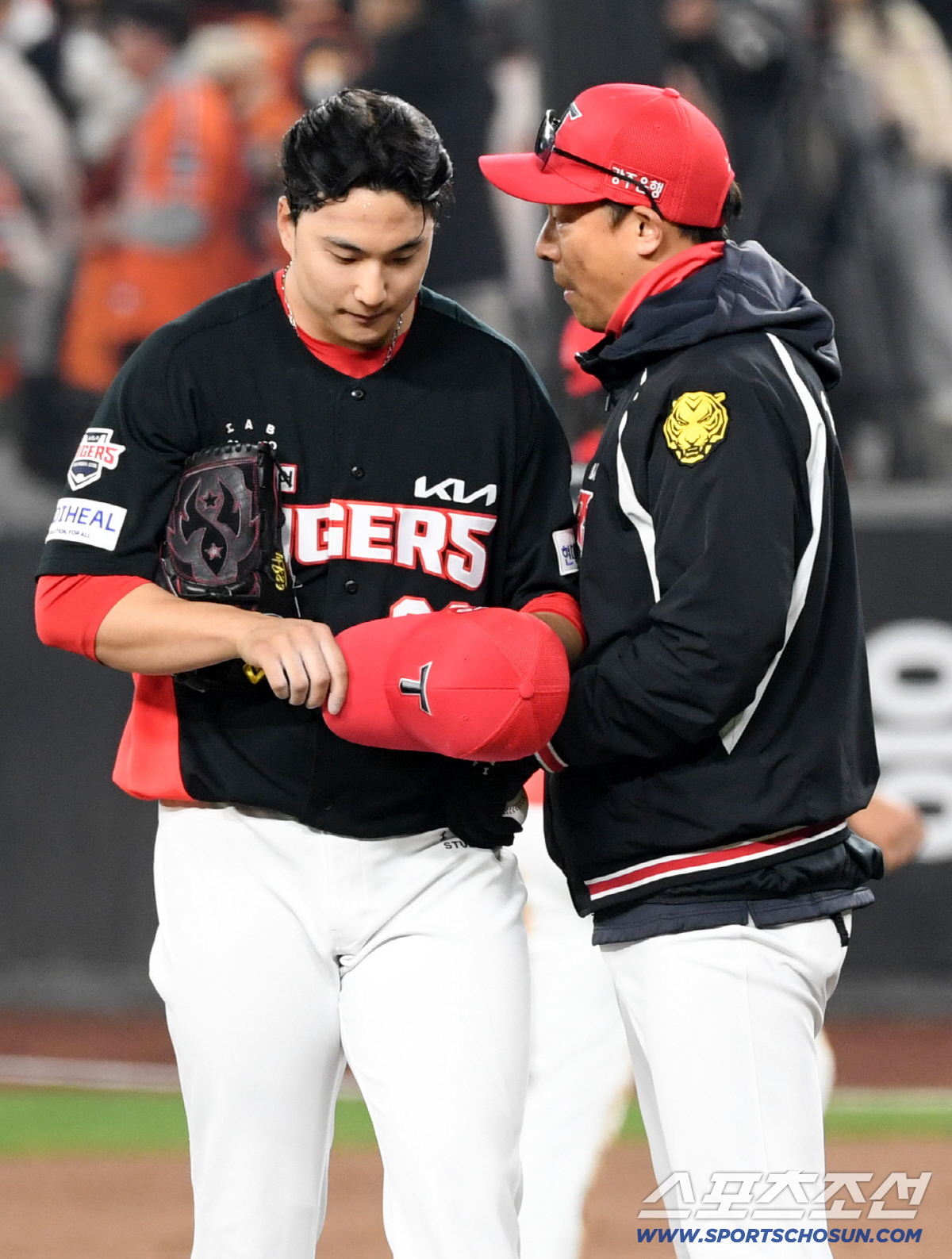 스스로 무너진 마무리 정해영은 고개를 떨궜다.