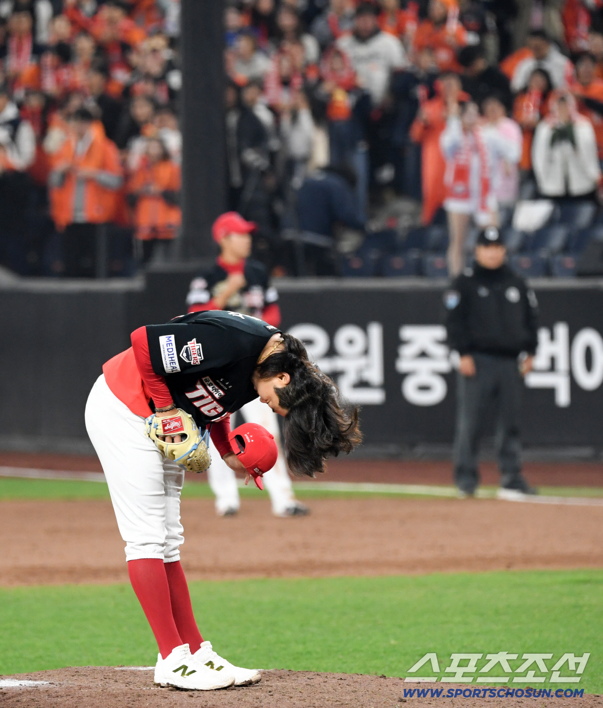11년 동안 응원해준 한화 팬들을 향해 김범수는 고개를 숙였다.