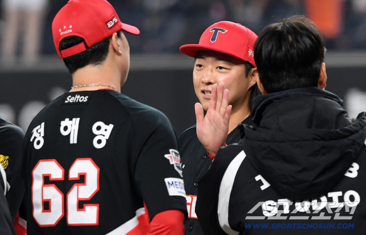 안도의 한숨을 내쉬며 김범수를 반긴 정해영.