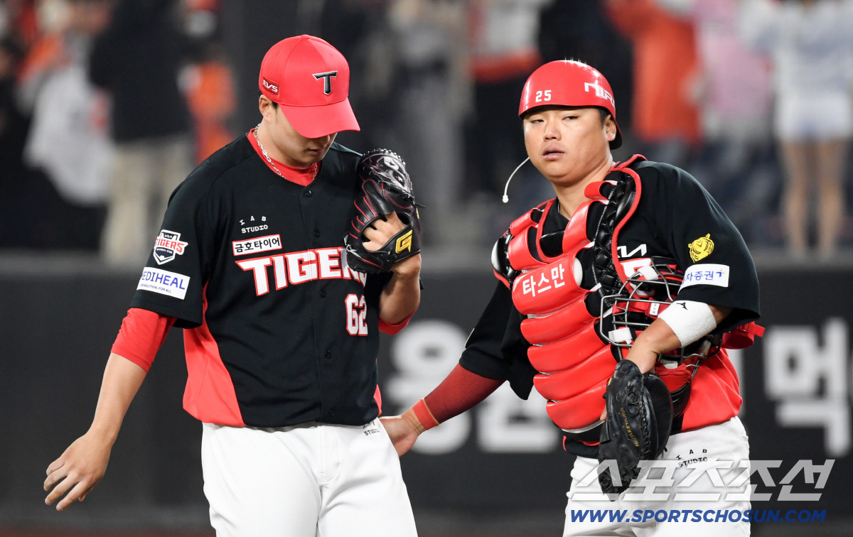 3점 차도 지키지 못한 마무리 정해영은 결국 마운드에서 내려왔다.