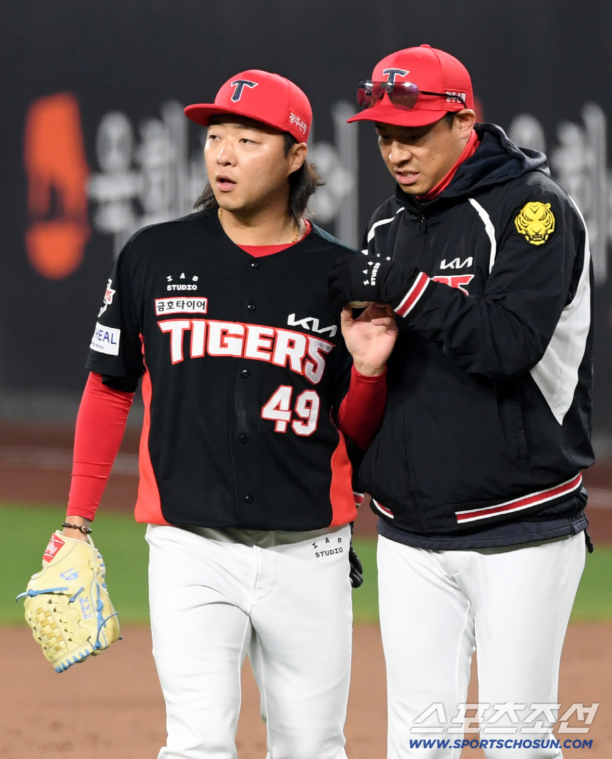 몸도 제대로 안 풀린 상황에서 김범수는 마운드에 올랐다.