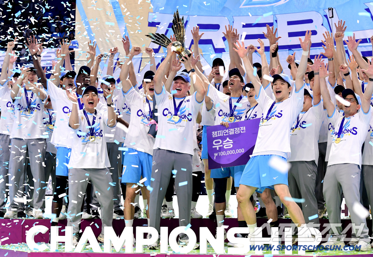10일 인천 계양체육관에서 열린 배구 V리그 남자부 챔피언결정전 5차전. 대한항공이 현대캐피탈에 승리하며 통합우승을 달성했다. 우승트로피와 함께 우승의 기쁨을 나누고 있는 대한항공 선수들. 인천=송정헌 기자 songs@sportschosun.com/2026.04.10/