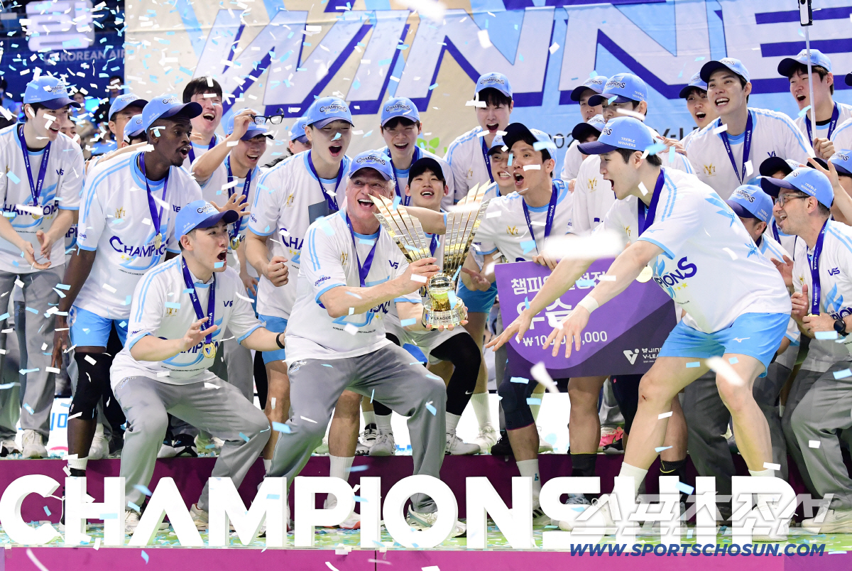 10일 인천 계양체육관에서 열린 배구 V리그 남자부 챔피언결정전 5차전. 대한항공이 현대캐피탈에 승리하며 통합우승을 달성했다. 우승트로피와 함께 우승의 기쁨을 나누고 있는 대한항공 선수들. 인천=송정헌 기자 songs@sportschosun.com/2026.04.10/