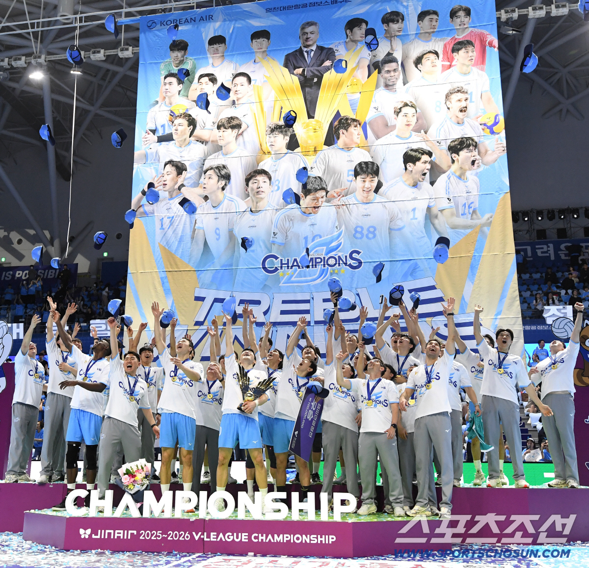 10일 인천 계양체육관에서 열린 배구 V리그 남자부 챔피언결정전 5차전. 대한항공이 현대캐피탈에 승리하며 통합우승을 달성했다. 우승트로피와 함께 우승의 기쁨을 나누고 있는 대한항공 선수들. 인천=송정헌 기자 songs@sportschosun.com/2026.04.10/