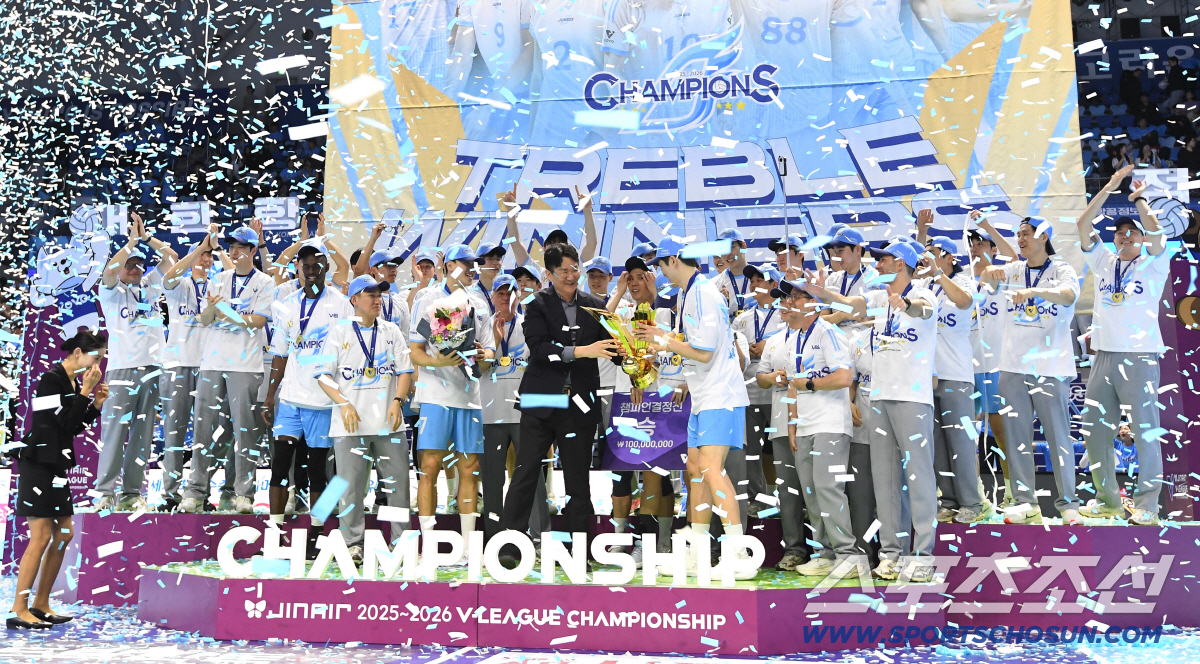 10일 인천 계양체육관에서 열린 배구 V리그 남자부 챔피언결정전 5차전. 대한항공이 현대캐피탈에 승리하며 통합우승을 달성했다. 우승트로피와 함께 우승의 기쁨을 나누고 있는 대한항공 선수들. 인천=송정헌 기자 songs@sportschosun.com/2026.04.10/