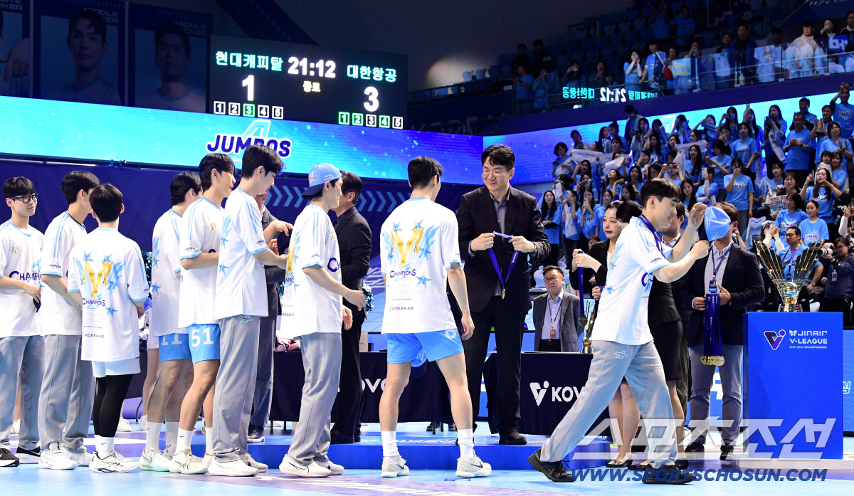 10일 인천 계양체육관에서 열린 배구 V리그 남자부 챔피언결정전 5차전. 대한항공이 현대캐피탈에 승리하며 통합우승을 달성했다. 대한항공 선수들에게 우승 메달 전달하는 조원태 KOVO총재. 인천=송정헌 기자 songs@sportschosun.com/2026.04.10/