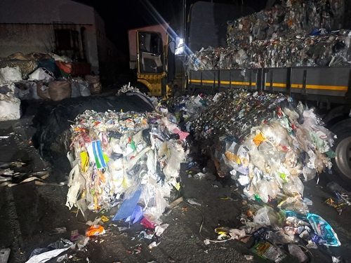 화물차에 실린 압축비닐 더미 내리다가 깔려…60대 숨져