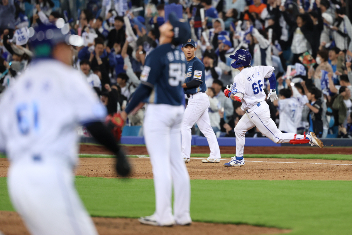 '제발, 2루로 돌아가!' 사상 초유 사이클링히트 '셀프패스' 박승규는 왜 3루로 미친듯 달렸을까