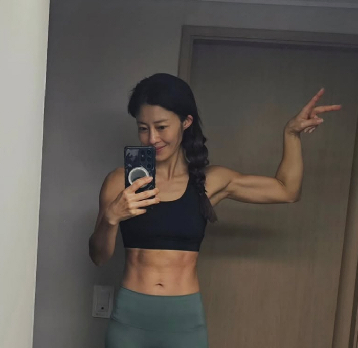 이지현, 몸매 이정도였나...'선명한 복근' 충격 근황 "살아돌아온 복근"