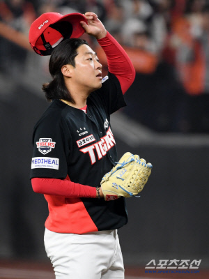 한화 20억 안 쓴 죄...정중하게 인사하고, 불꽃 투구로 KIA 살린 김범수 