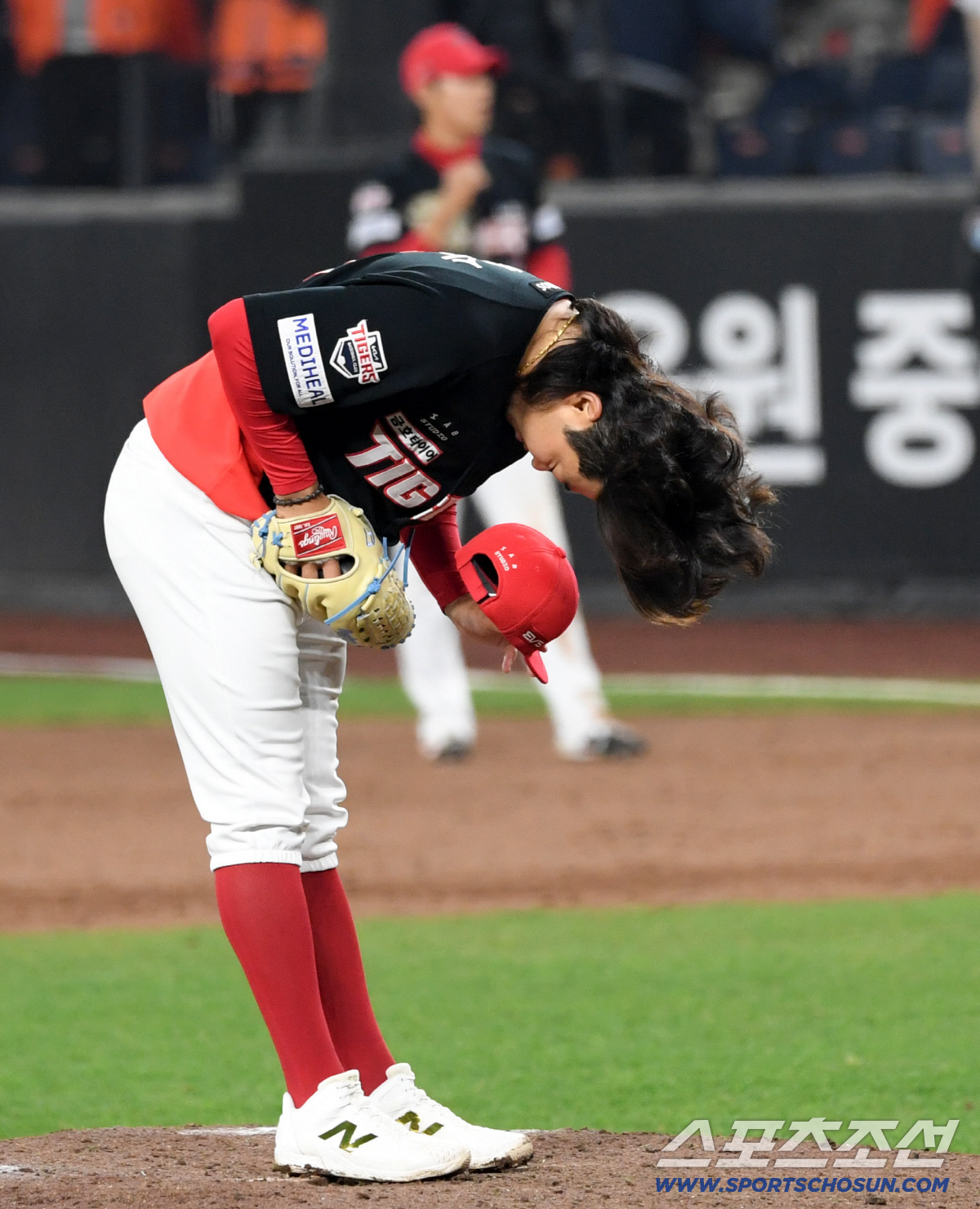 10일 대전 한화생명볼파크에서 열린 한화와 KIA의 경기. 9회말 마운드에 오른 김범수가 한화 팬들을 향해 인사를 건네고 있다. 대전=박재만 기자 pjm@sportschosun.com/2026.04.10/