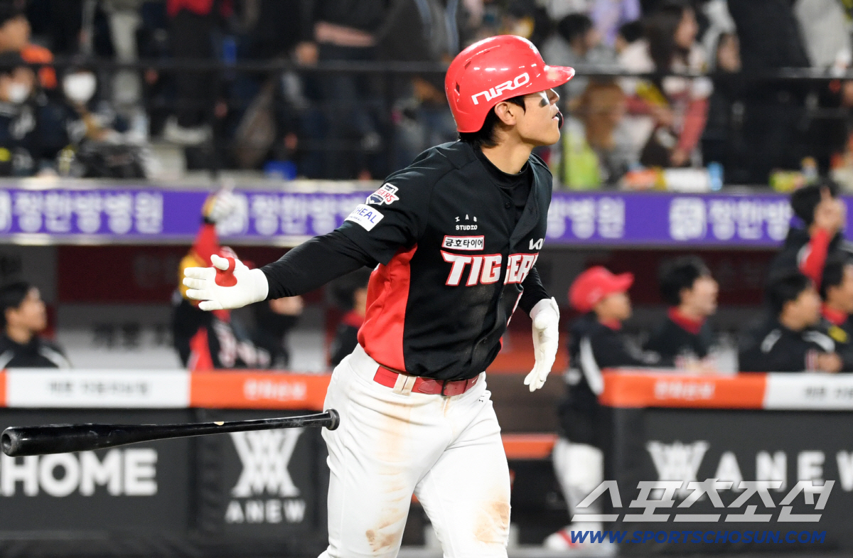 맞는 순간 김도영은 홈런을 직감했다.