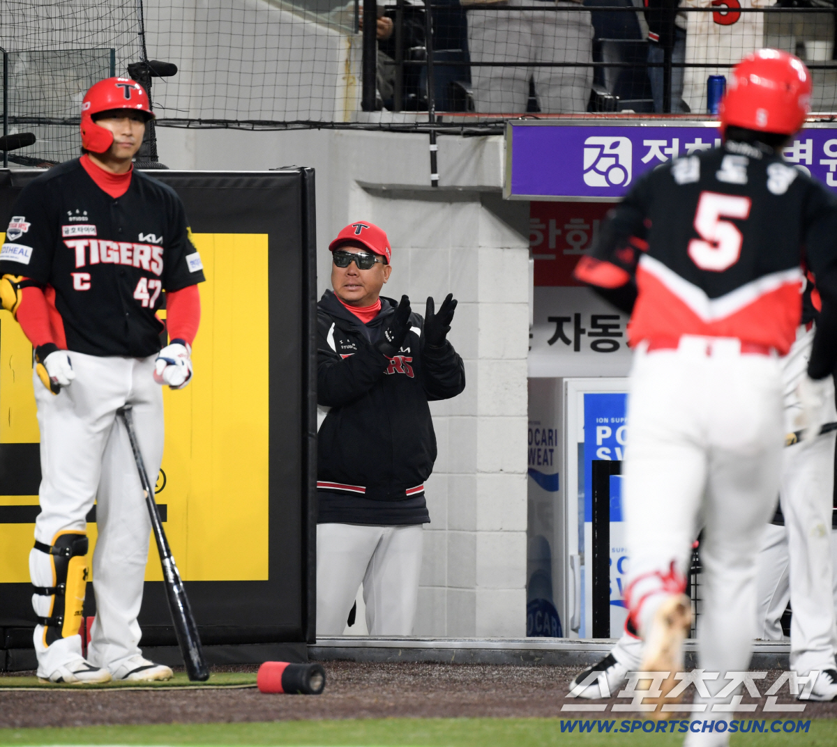 4번 타자의 무게감을 스스로 이겨낸 김도영이 홈런포를 터뜨리자 이범호 감독은 박수를 보냈다.