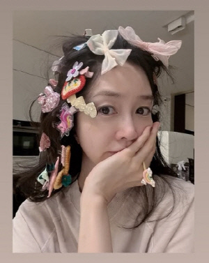 성유리, 쌍둥이 딸들 장난에 ‘머리핀 폭격’ 당해..웃음 터진 현실 육아 일상