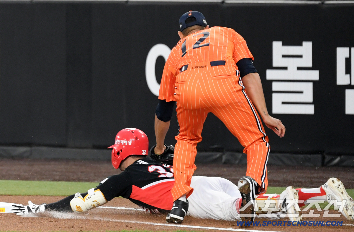10일 대전 한화생명볼파크에서 열린 한화와 KIA의 경기. 1회초 KIA 데일 타구를 한화 선발 에르난데스가 잡아 직접 태그하고 있다. 대전=박재만 기자 pjm@sportschosun.com/2026.04.10/
