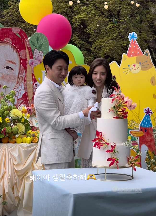 손담비♥이규혁, 성대한 딸 돌잔치 현장...돌잡이=마이크 "母 따라서 가수"