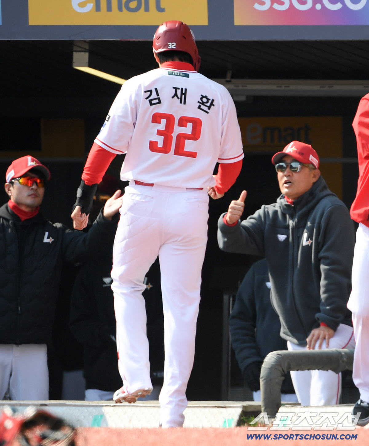 20일 인천SSG랜더스필드에서 열린 SSG 랜더스와 LG 트윈스의 시범경기. SSG 이숭용 감독이 득점한 김재환을 반기고 있다. 인천=박재만 기자 pjm@sportschosun.com/2026.03.20/