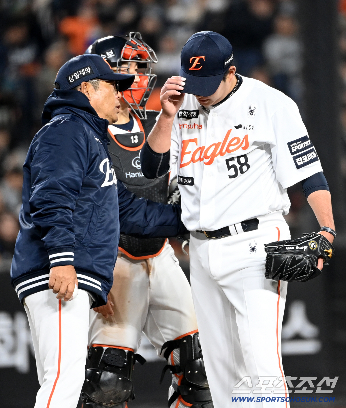 1일 대전한화생명볼파크에서 열린 KT와 한화의 경기. 7회초 1실점한 한화 박상원이 마운드를 내려가고 있다. 대전=허상욱 기자 wook@sportschosun.com/2026.04.01/