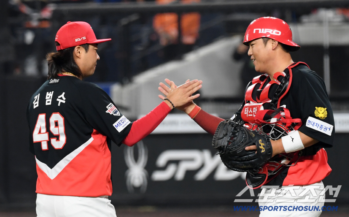 10일 대전 한화생명볼파크에서 열린 한화와 KIA의 경기. 승리한 KIA 김범수, 한준수가 기뻐하고 있다. 대전=박재만 기자 pjm@sportschosun.com/2026.04.10/