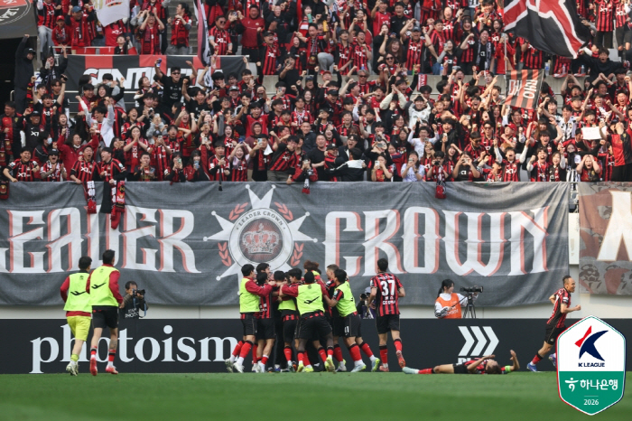 [현장에서]상암에 울려퍼진 "김기동, 김기동"…3205일만에 전북 꺾고 여론 완전히 돌린 '이달의 감독'