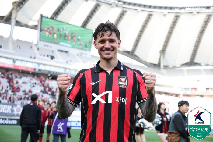 [현장에서]상암에 울려퍼진 "김기동, 김기동"…3205일만에 전북 꺾고 여론 완전히 돌린 '이달의 감독'