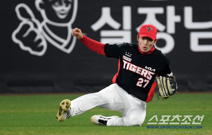 '방망이 좀 못쳐도 욕하지 맙시다' 누가 이런 '슈퍼캐치'로 결과를 바꿔버리나...홈런 이상 천금 가치였다 