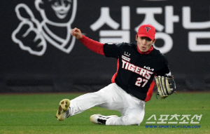 '방망이 좀 못쳐도 욕하지 맙시다' 누가 이런 '슈퍼캐치'로 결과를 바꿔버리나...홈런 이상 천금 가치였다 [대전 현장]