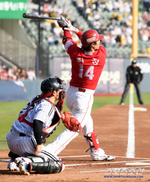 '기록의 사나이' 최정, 강민호에 뒤진 딱 하나의 기록...하지만 최연소다