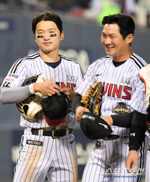 '번트인 줄 알았지?' 캡틴 박해민, 페이크 한 번에 잠실이 뒤집혔다 [잠실 현장]