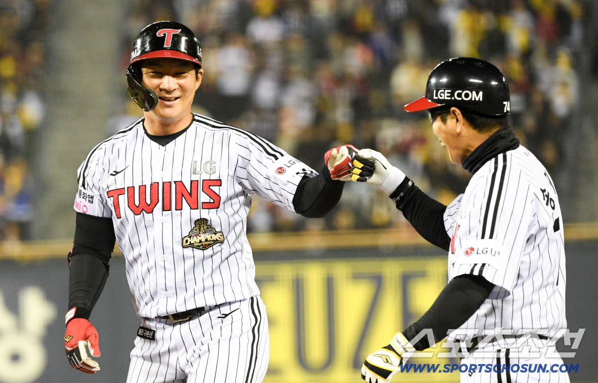 문보경 행운의 출루에 이어 오지환은 행운의 안타까지 나오자 미소 지었다.