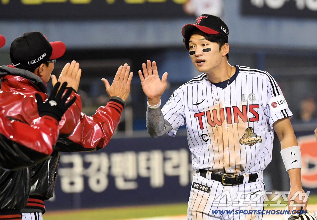 캡틴 박해민은 염경엽 감독과 하이파이브를 나눴다.