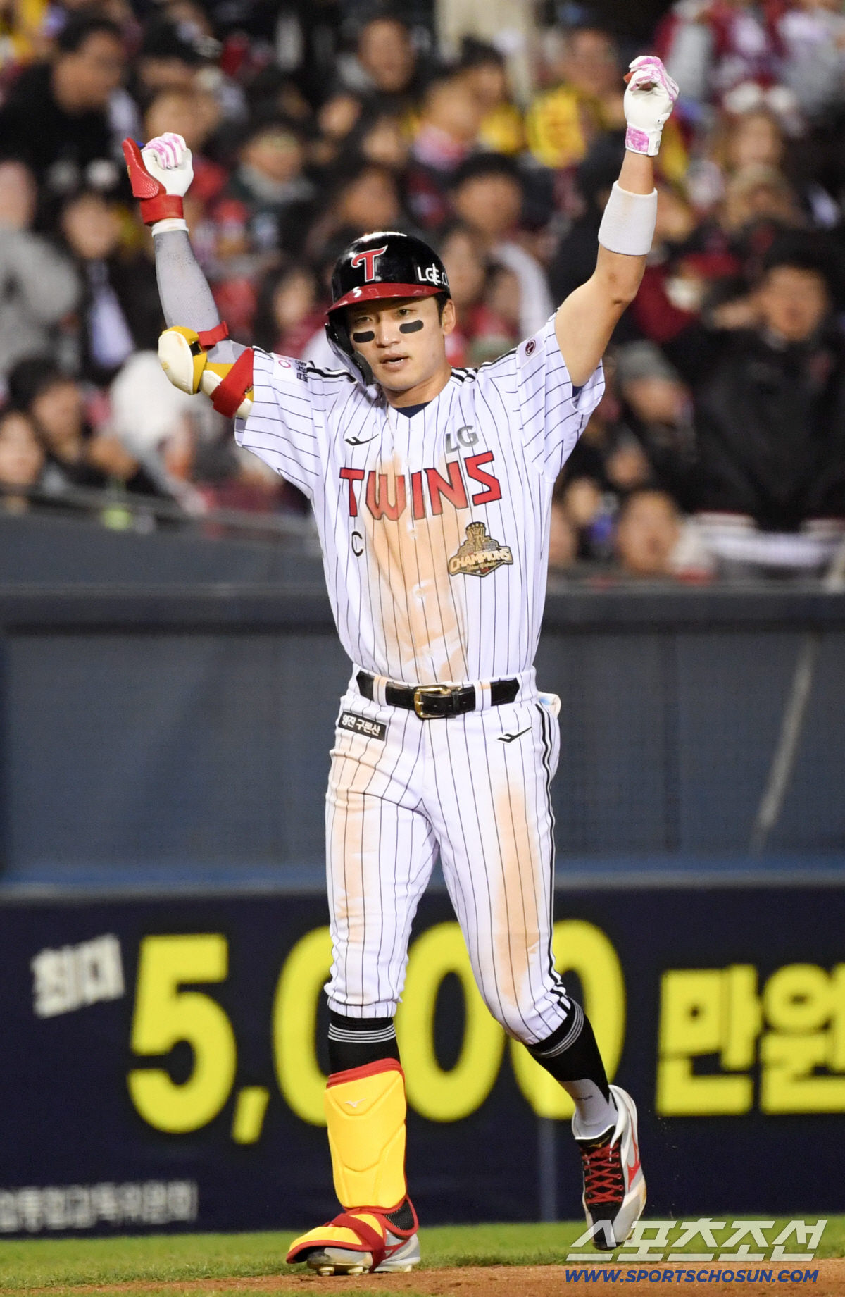 3루에서 아웃됐지만 캡틴은 위풍당당했다.