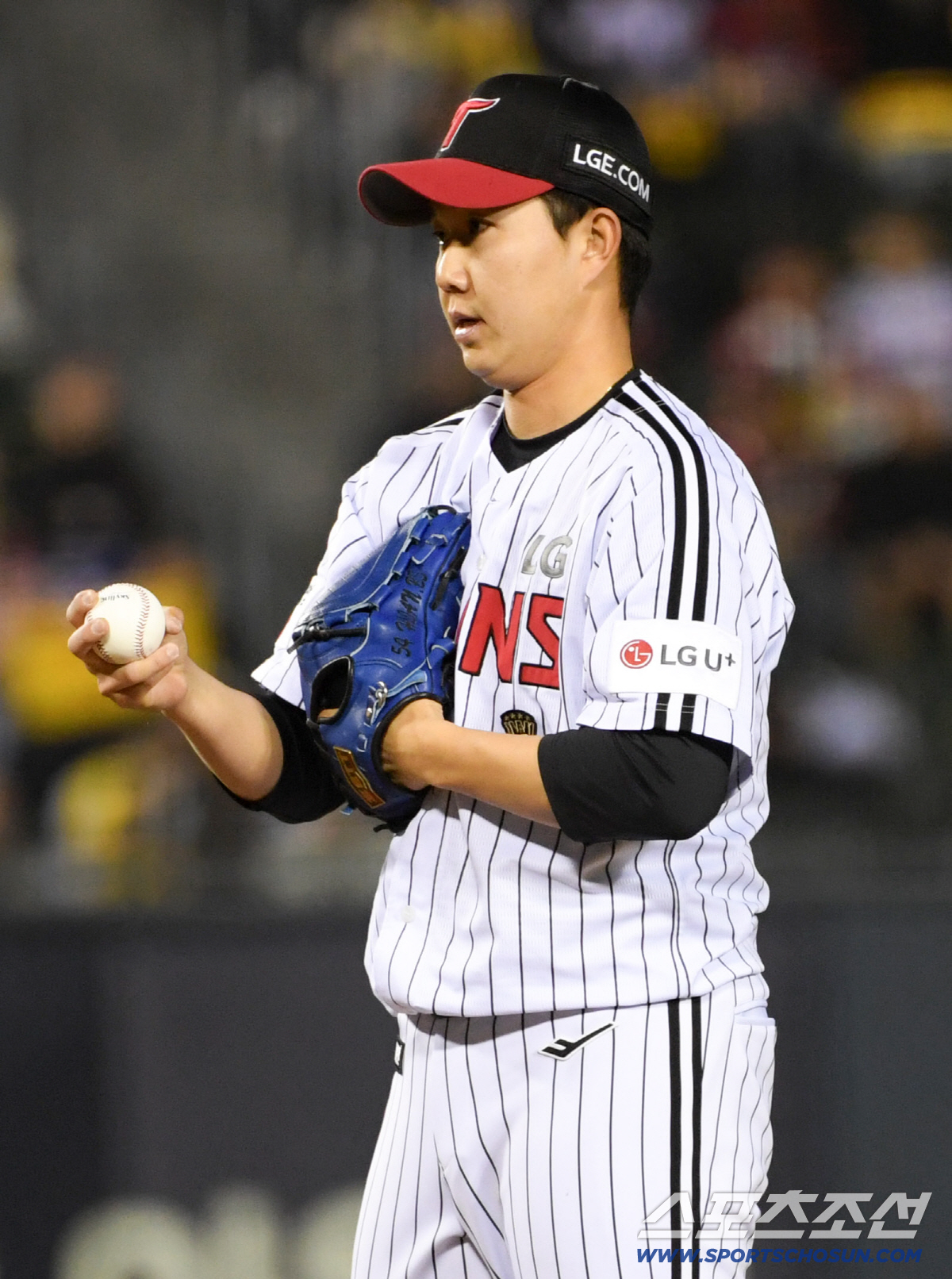 1점 차 상황을 지키기 위해 마운드에 오른 유영찬은 최정-에레디아-김재환과 승부를 앞두고 더 집중했다.