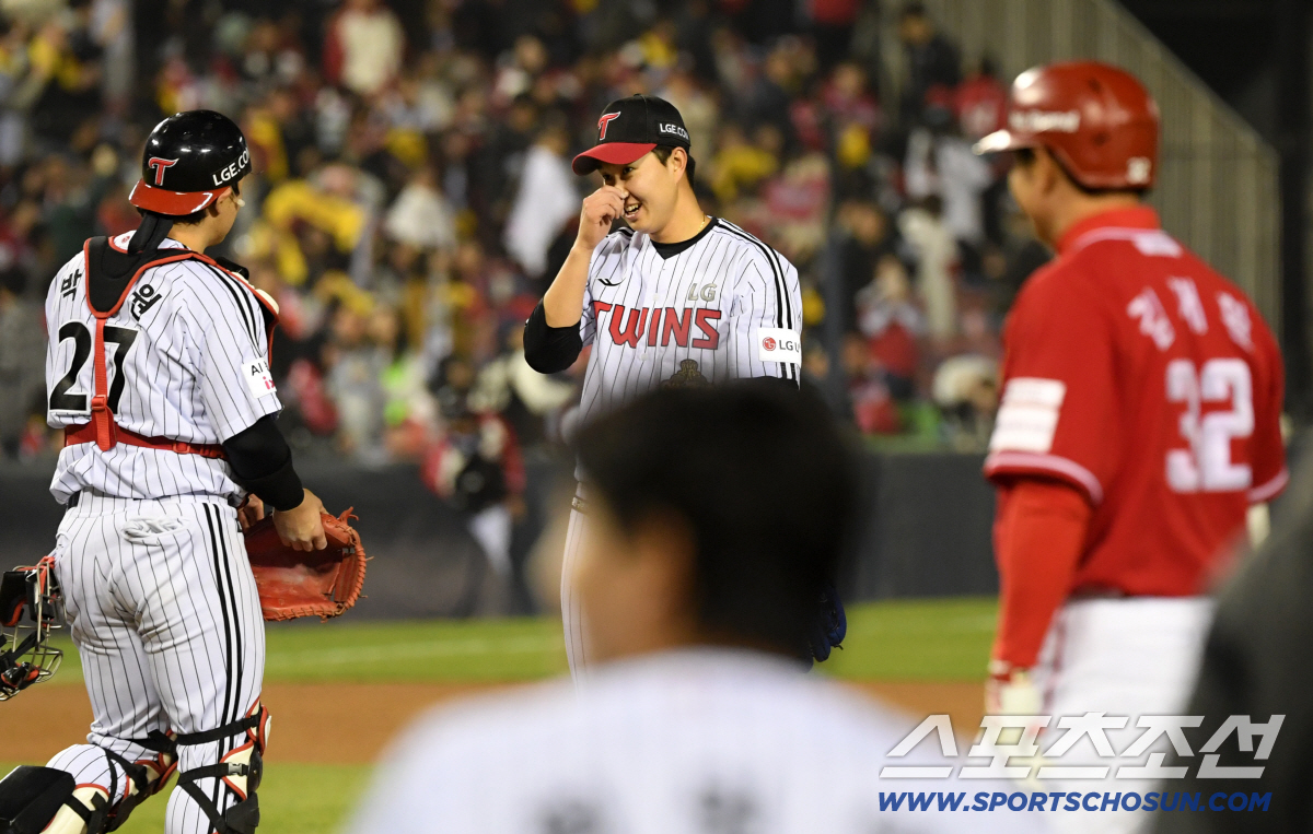 홈런인줄 알았던 타구가 잡히자 안도의 한숨을 내쉰 유영찬과 고개를 떨군 김재환이 한 프레임 안에 들어왔다.