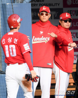 '플레잉코치가 다시 뛰어야 할 판' 죽음의 2루? 번갈아가며 치명적 실책 어쩌나