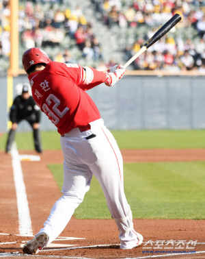 LG의 자랑 '미스터 제로' 충격의 데뷔 첫 피홈런, 유영찬도 허리를 숙였다