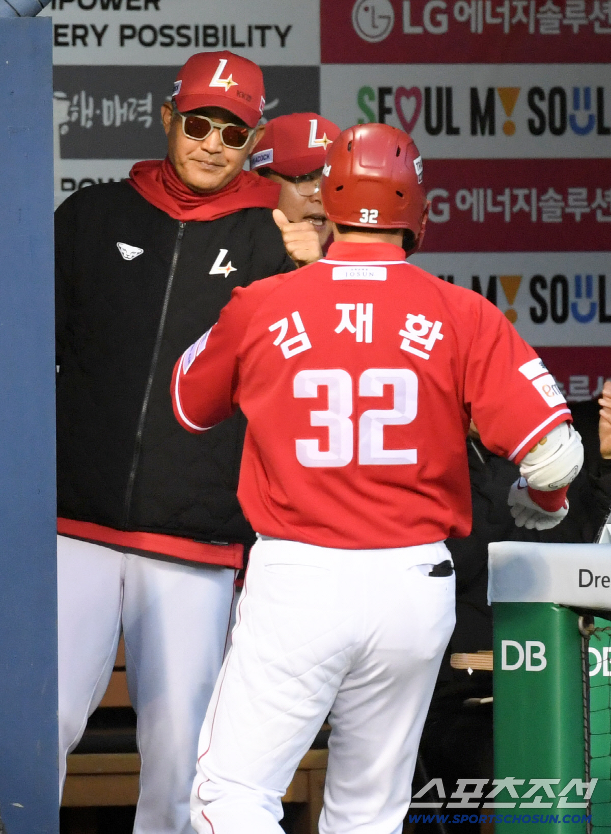 11일 잠실구장에서 열린 LG와 SSG의 경기. 7회초 1사 SSG 이숭용 감독이 김재환의 솔로포가 터지자 기뻐하고 있다. 잠실=박재만 기자 pjm@sportschosun.com/2026.04.11/