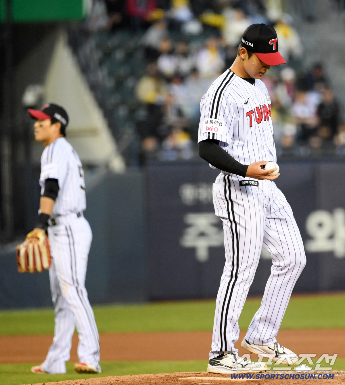 11일 잠실구장에서 열린 LG와 SSG의 경기. LG 우강훈이 숨을 고르고 있다. 잠실=박재만 기자 pjm@sportschosun.com/2026.04.11/