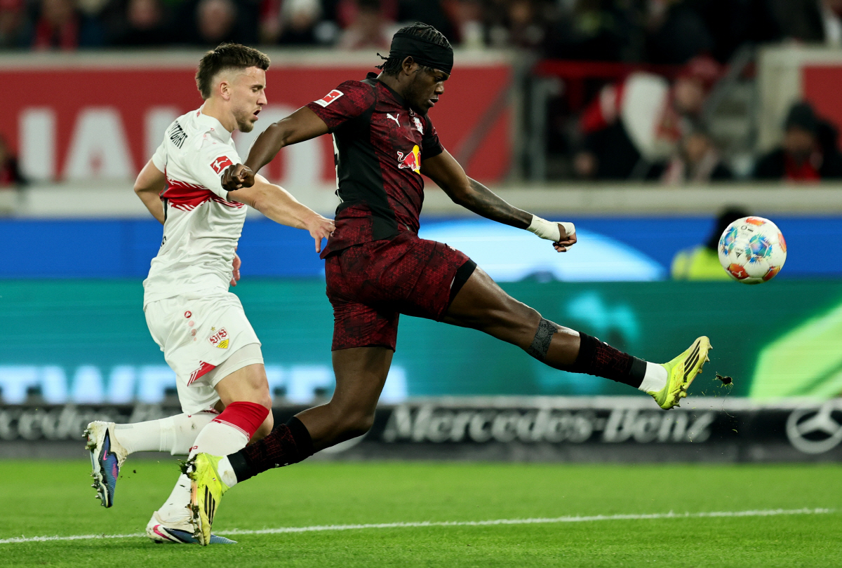 epa12822350 Ermedin Demirovic of Stuttgart (L) in action against Castello Lukeba of Leipzig (R) during the German Bundesliga soccer match between VfB Stuttgart and RB Leipzig in Stuttgart, Germany, 15 March 2026. EPA/RONALD WITTEK CONDITIONS - ATTENTION: The DFL regulations prohibit any use of photographs as image sequences and/or quasi-video.