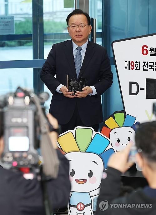 (대구=연합뉴스) 김현태 기자 = 더불어민주당의 대구시장 후보로 확정된 김부겸 전 국무총리가 9일 오전 대구 서구 대구시선거관리위원회에서 오는 6월 3일에 치러지는 제9회 전국동시지방선거의 대구시장 예비 후보자로 등록한 뒤 기자들의 질문에 답하고 있다. 2026.4.9 mtkht@yna.co.kr