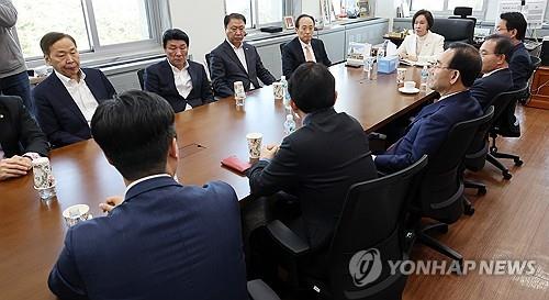 (서울=연합뉴스) 이동해 기자 = 국민의힘 이인선 대구시당위원장을 비롯한 대구 지역 의원들이 19일 국회에서 당내 경선 방식 및 후보 선출 방안을 논의하고 있다. 2026.3.19 eastsea@yna.co.kr